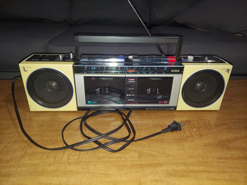 Vintage Aiwa 4 band radio cassette recorder W330